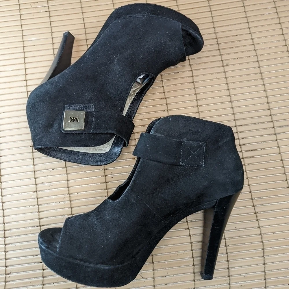 Michael Kors women's sz 10 black suede platform sandals. Golden MK metallic acce